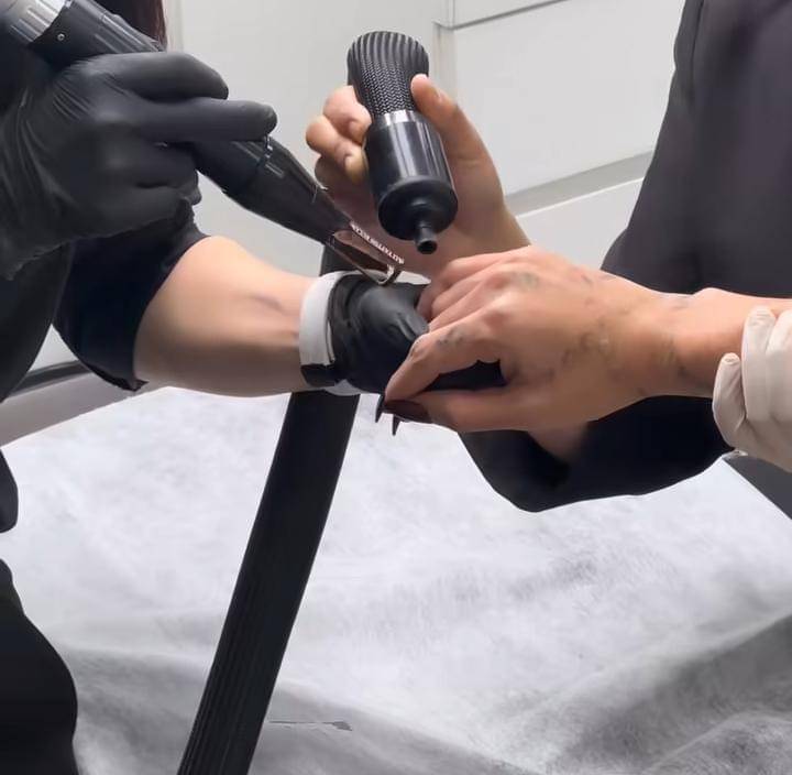 Sheila Marcia hapus tato salib