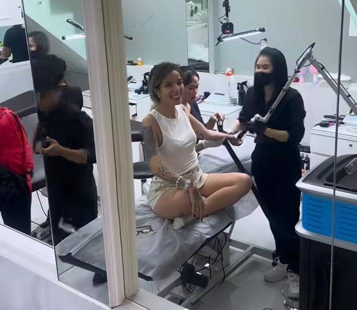 Sheila Marcia hapus tato salib