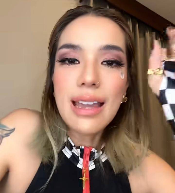 Sheila Marcia hapus tato salib