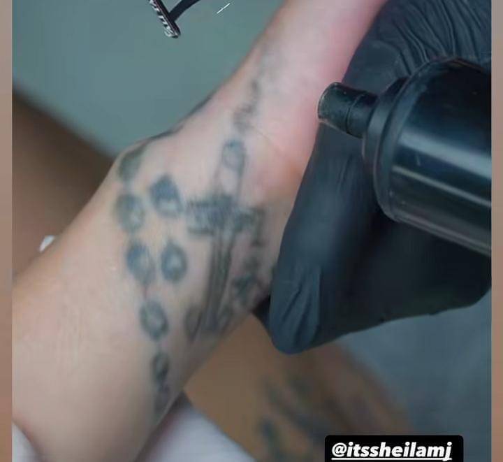 Sheila Marcia hapus tato salib