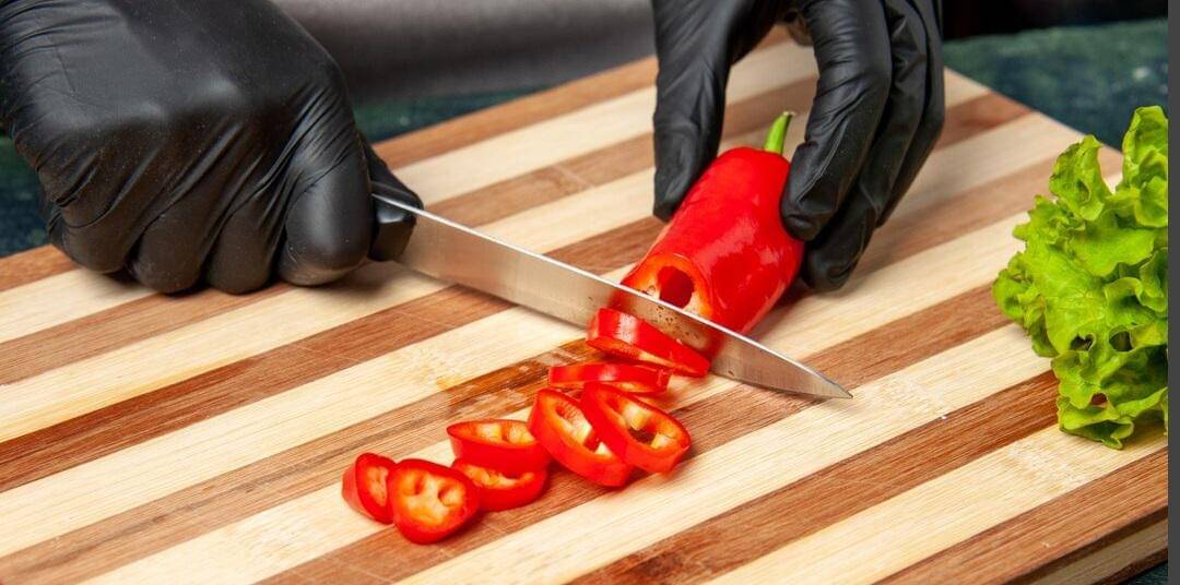 ilustrasi memotong cabai