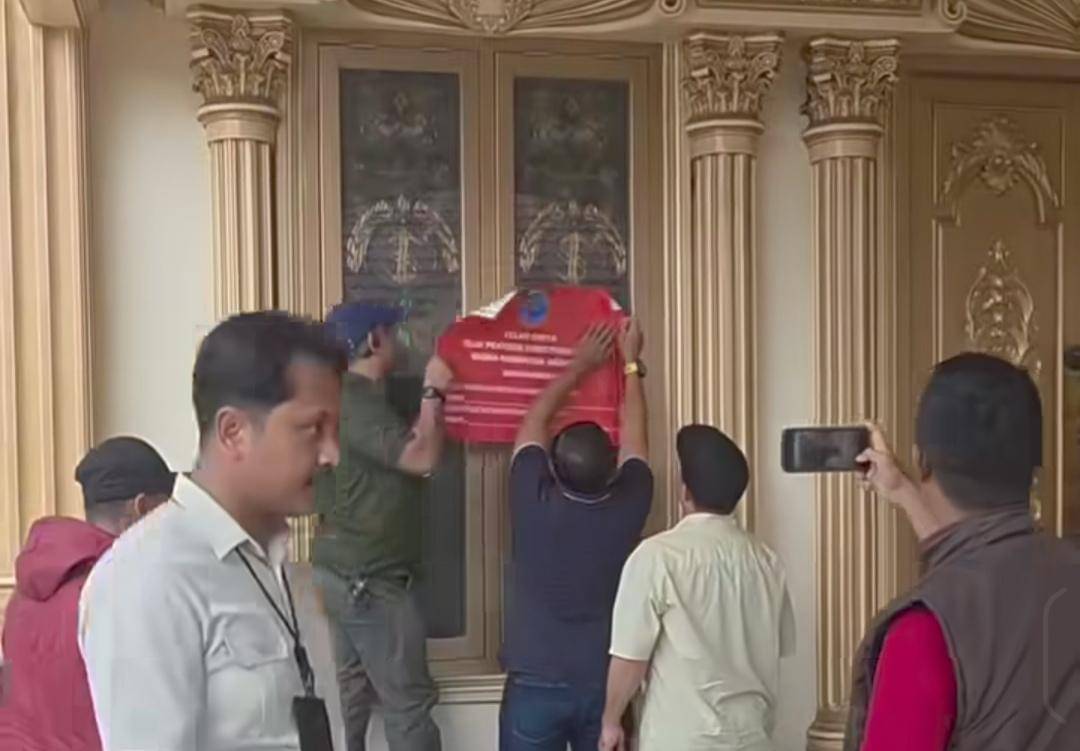 BNN menyegel rumah mewah milik crazy rich Tulung Selapan di OKI. (Dok. IDN Times)