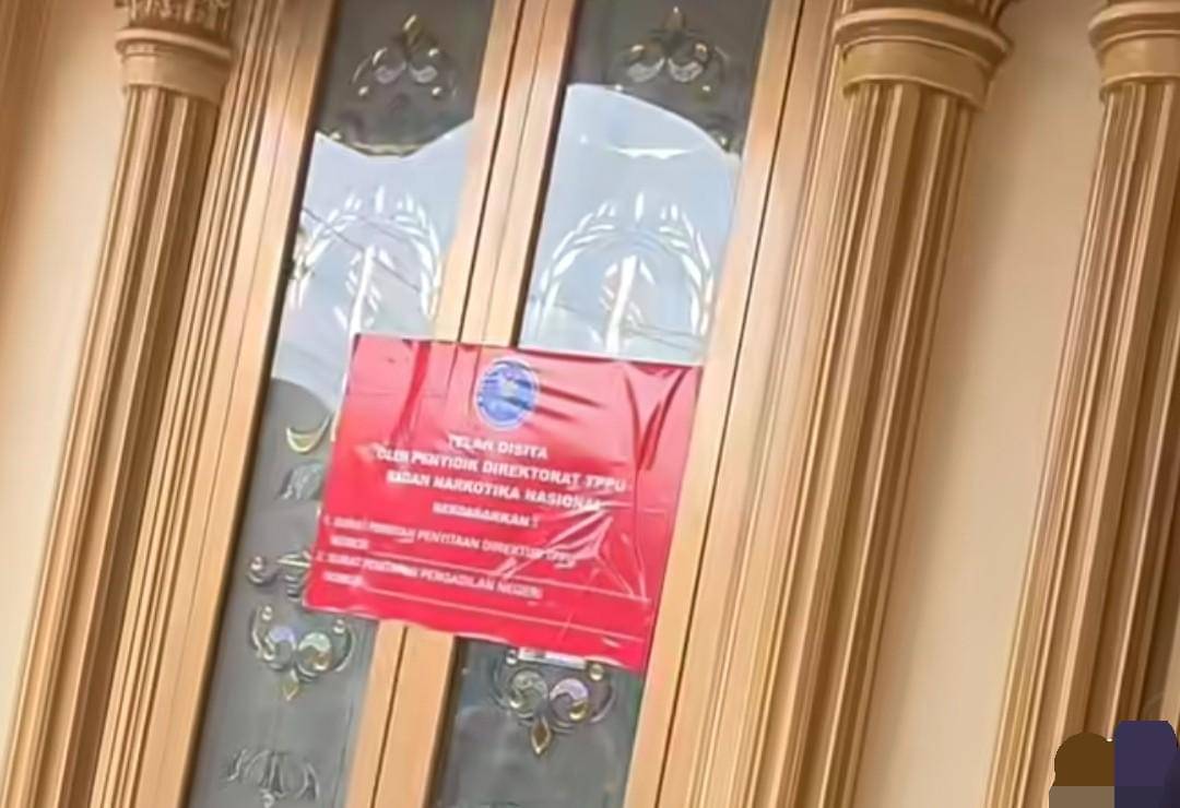 BNN menyegel rumah mewah milik crazy rich Tulung Selapan di OKI. (Dok. IDN Times)