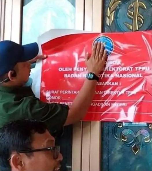 BNN menyegel rumah mewah milik crazy rich Tulung Selapan di OKI. (Dok. IDN Times)