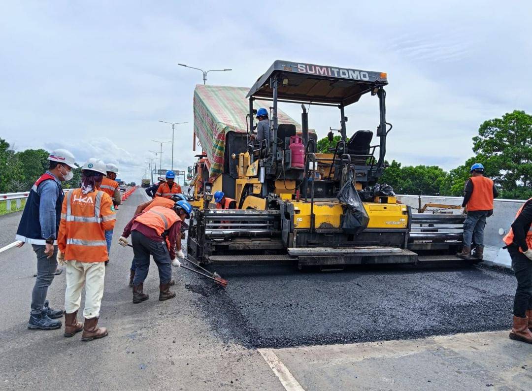 Sejumlah pekerja saat melakukan perbaikan di ruas tol Terpeka-Palindra. (Dok. Hutama Karya)