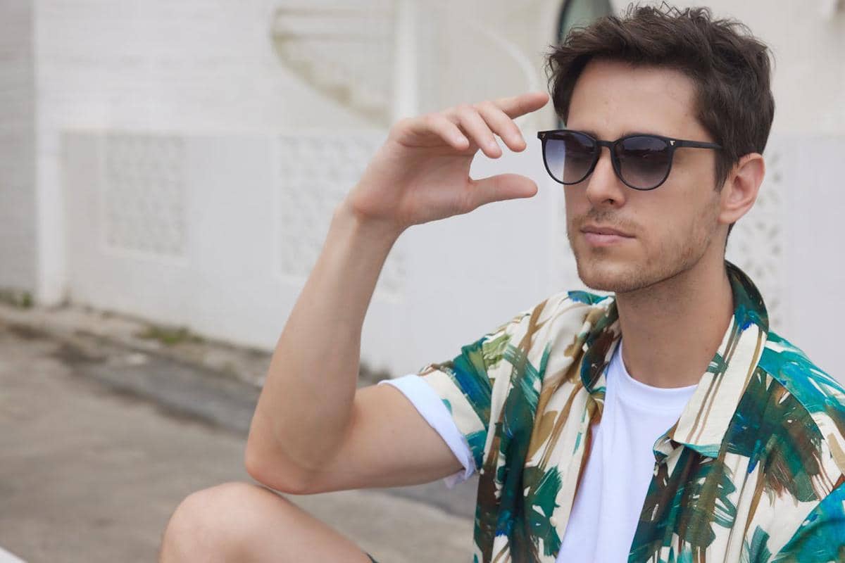 ilustrasi pria memakai kacamata 