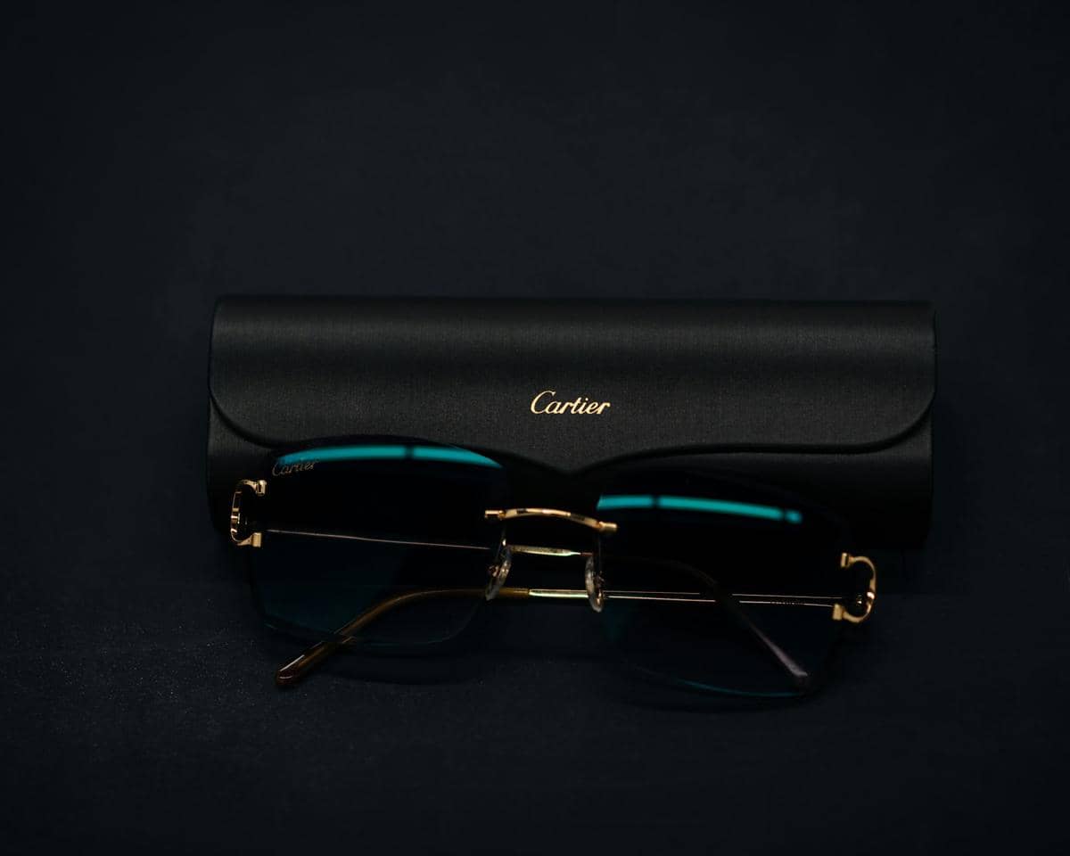 ilustrasi kacamata Cartier asli 