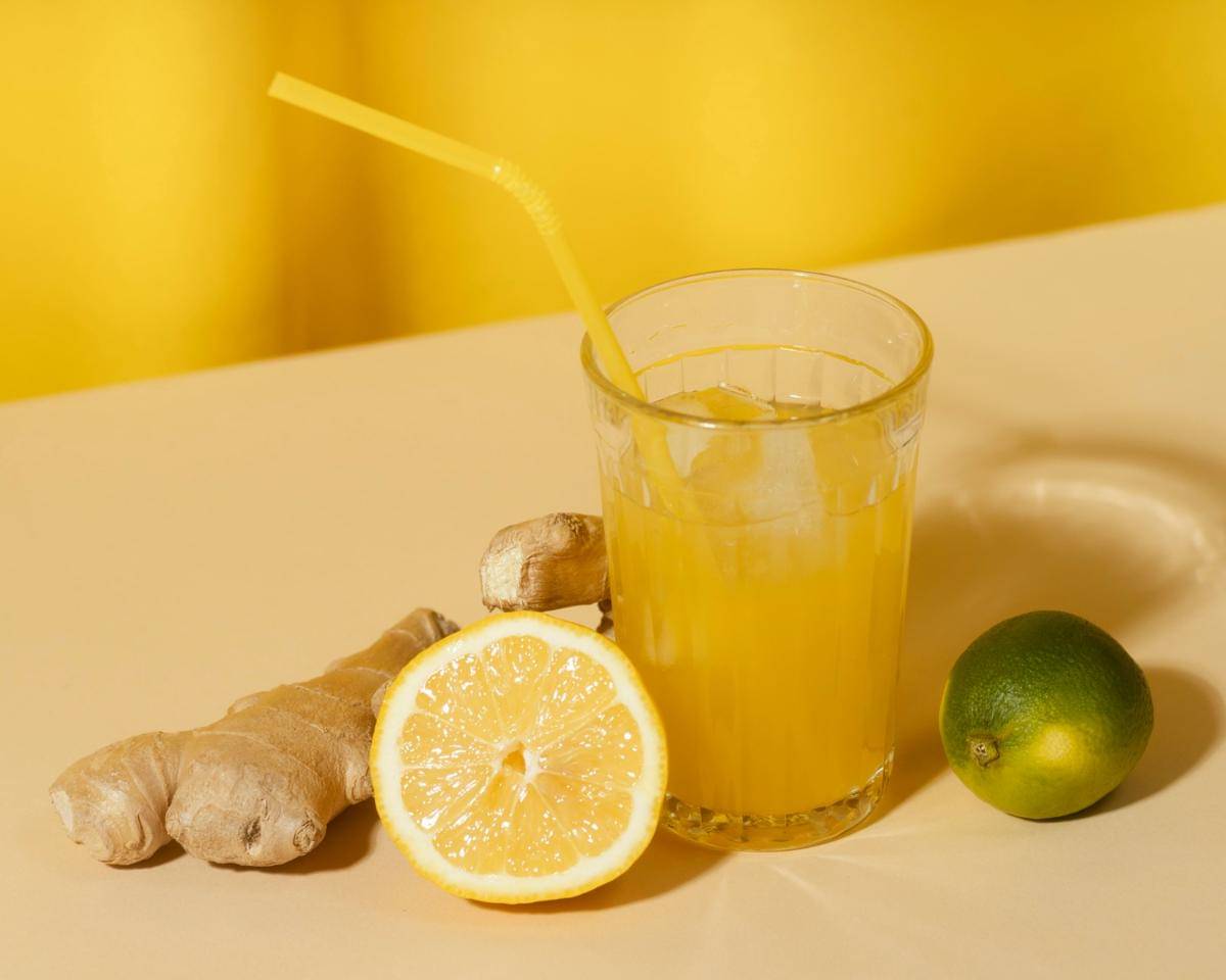 Jamu kunyit asam dingin dengan es batu dan garnish lemon
