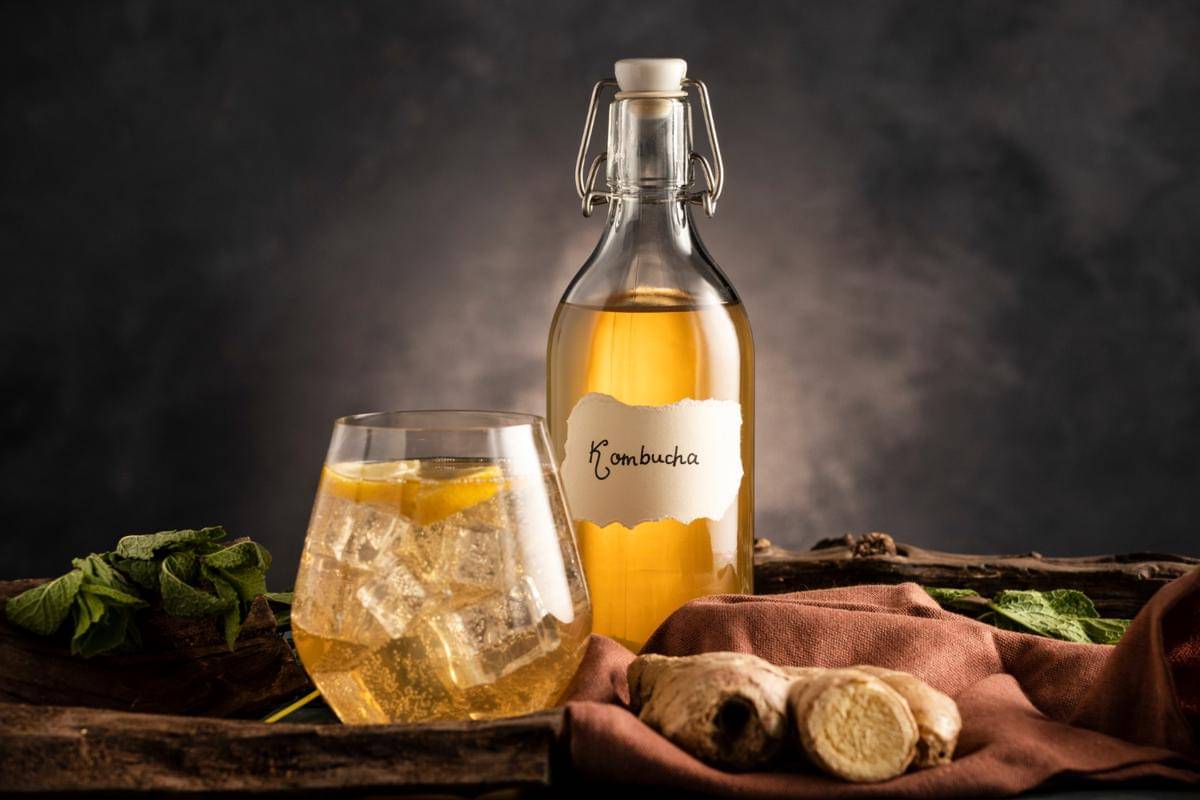 Botol kombucha jamu dengan label estetik.