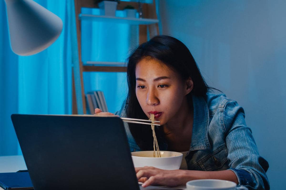 ilustrasi perempuan makan mi instan