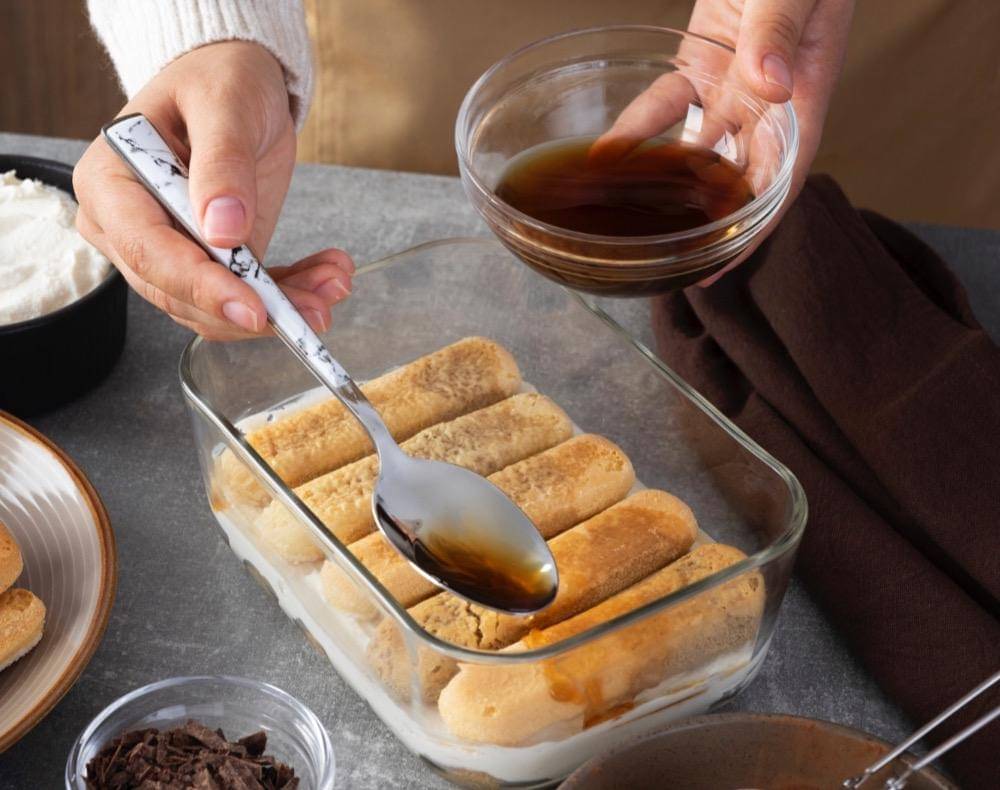 biskuit ladyfinger yang disiram kopi