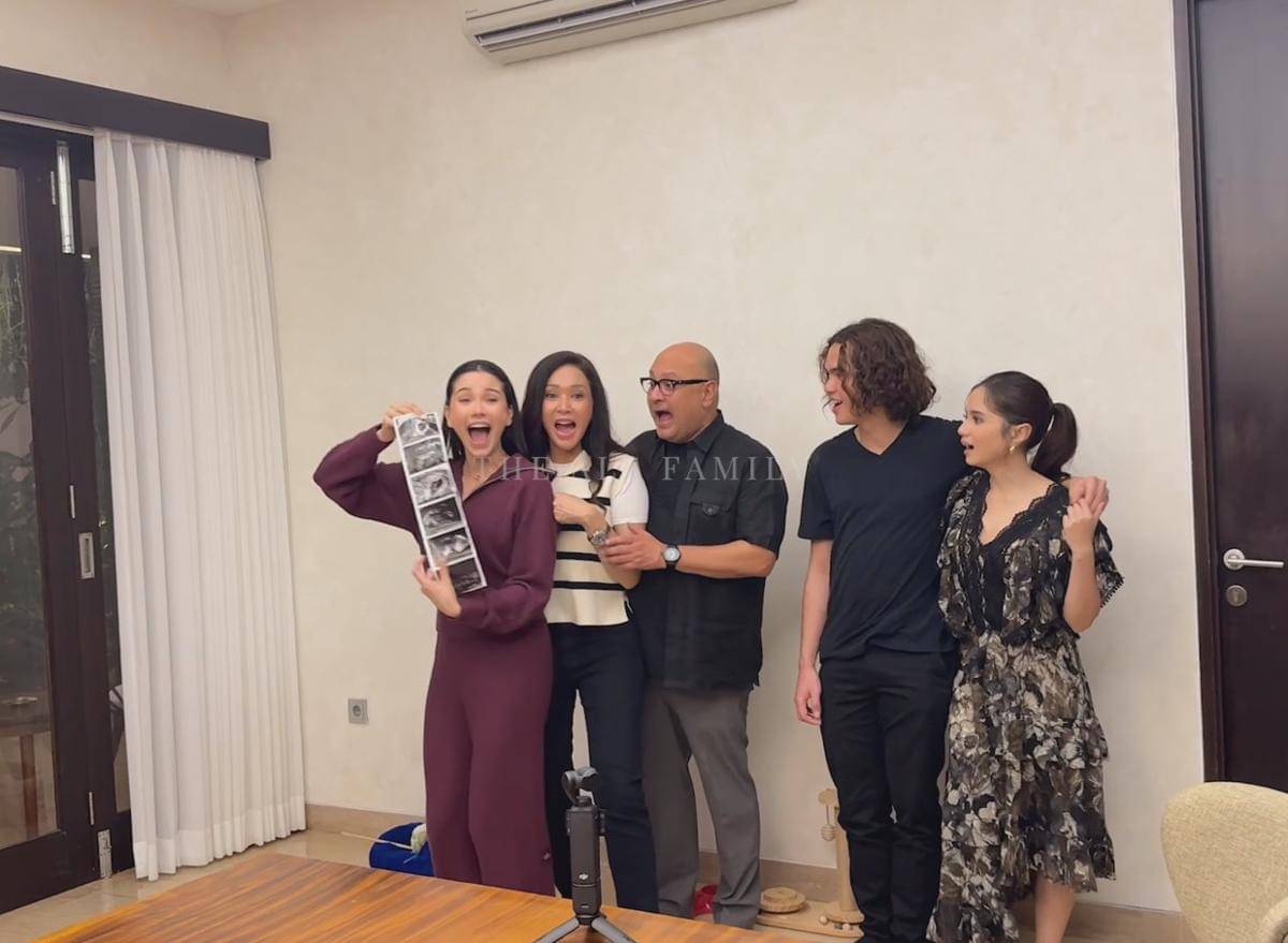 Reaksi Keluarga Dapat Kejutan Kehamilan Alyssa Daguise (youtube.com/The ALs)