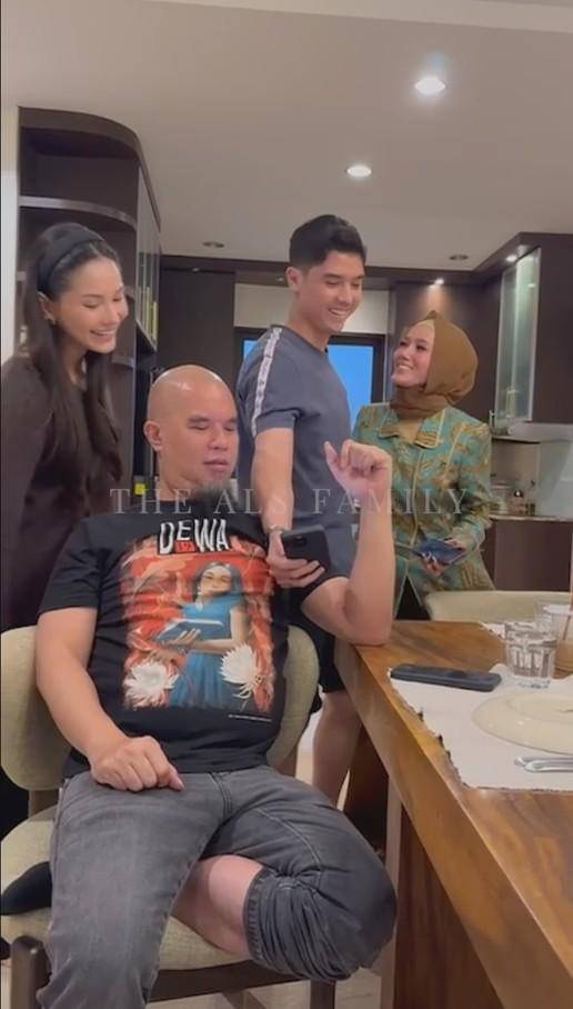 Reaksi Keluarga Dapat Kejutan Kehamilan Alyssa Daguise (youtube.com/The ALs)