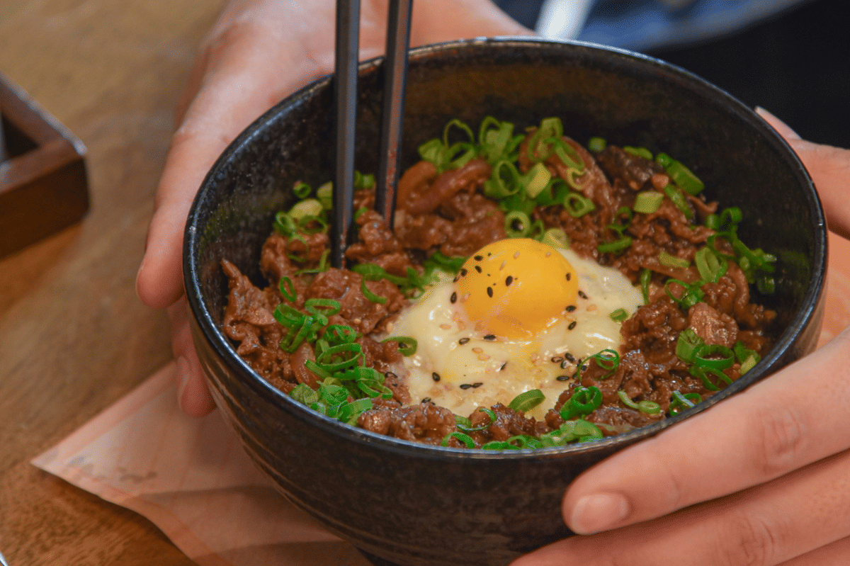 ilustrasi gyudon daging sapi giling