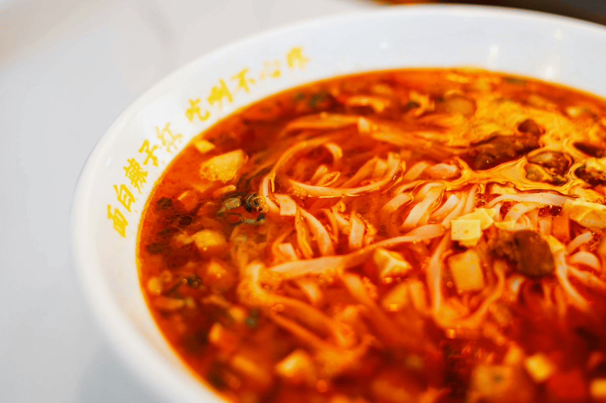 ilustrasi mi kari tomat