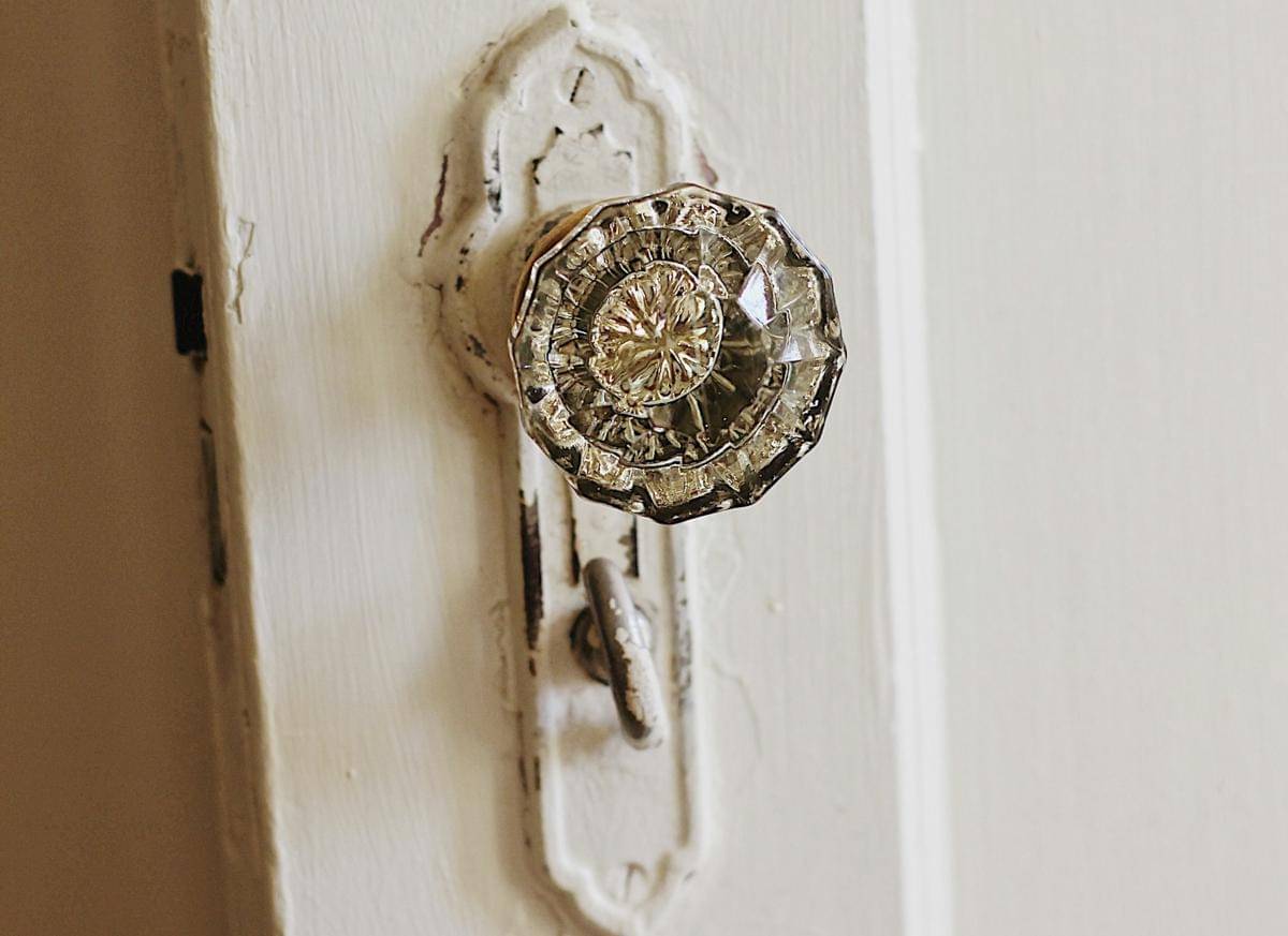 ilustrasi handle lemari yang sudah usang