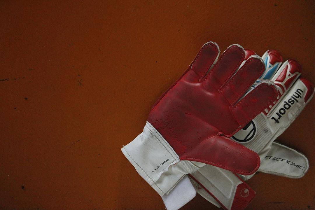 ilustrasi sarung tangan kiper