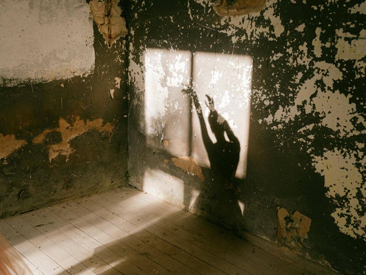 Siluet seorang perempuan sedang menari.