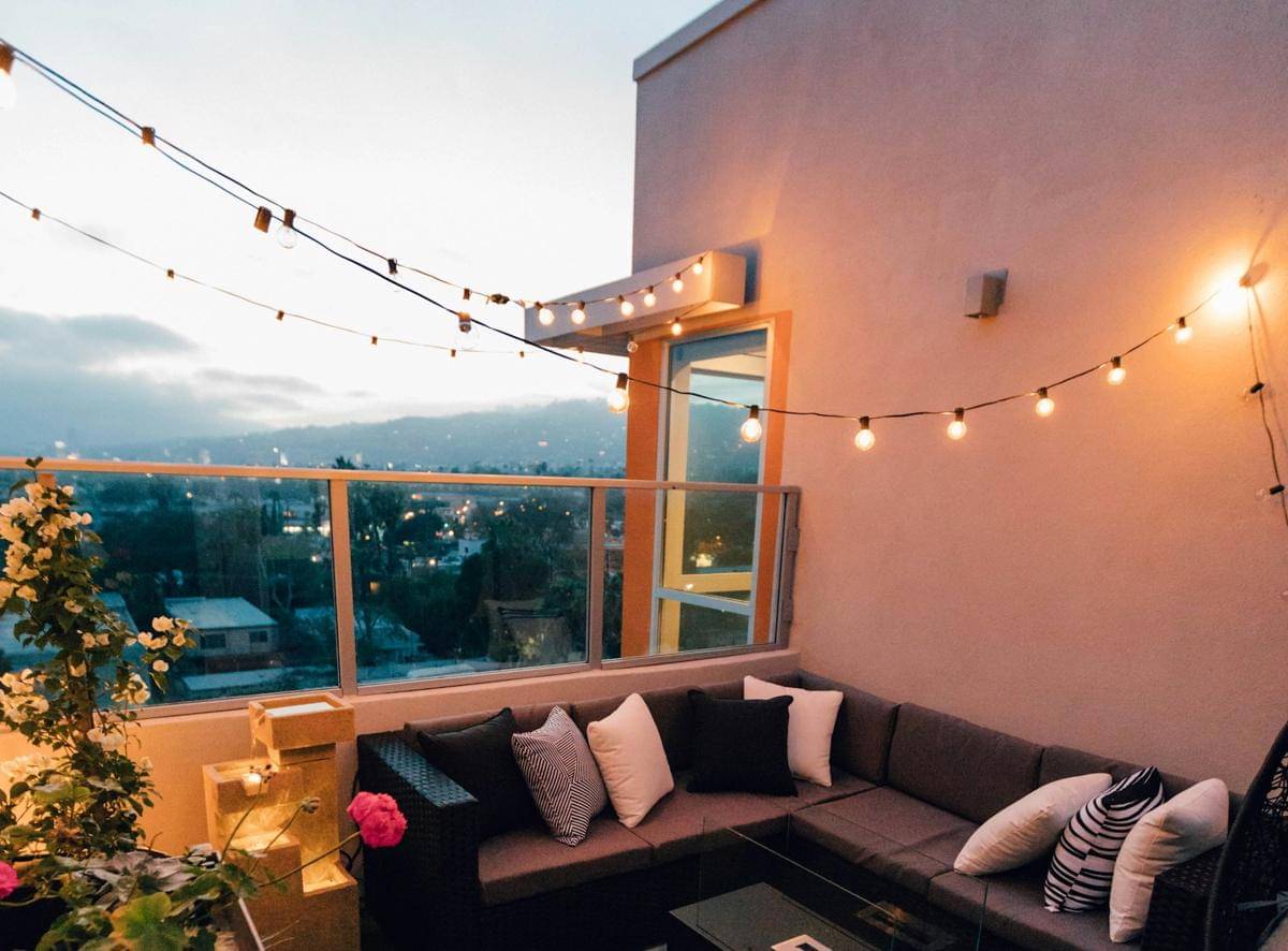 ilustrasi lampu hias di atas balkon