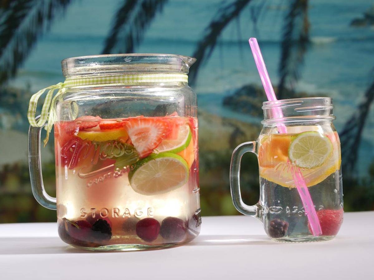 Infused water rosella dengan irisan buah segar