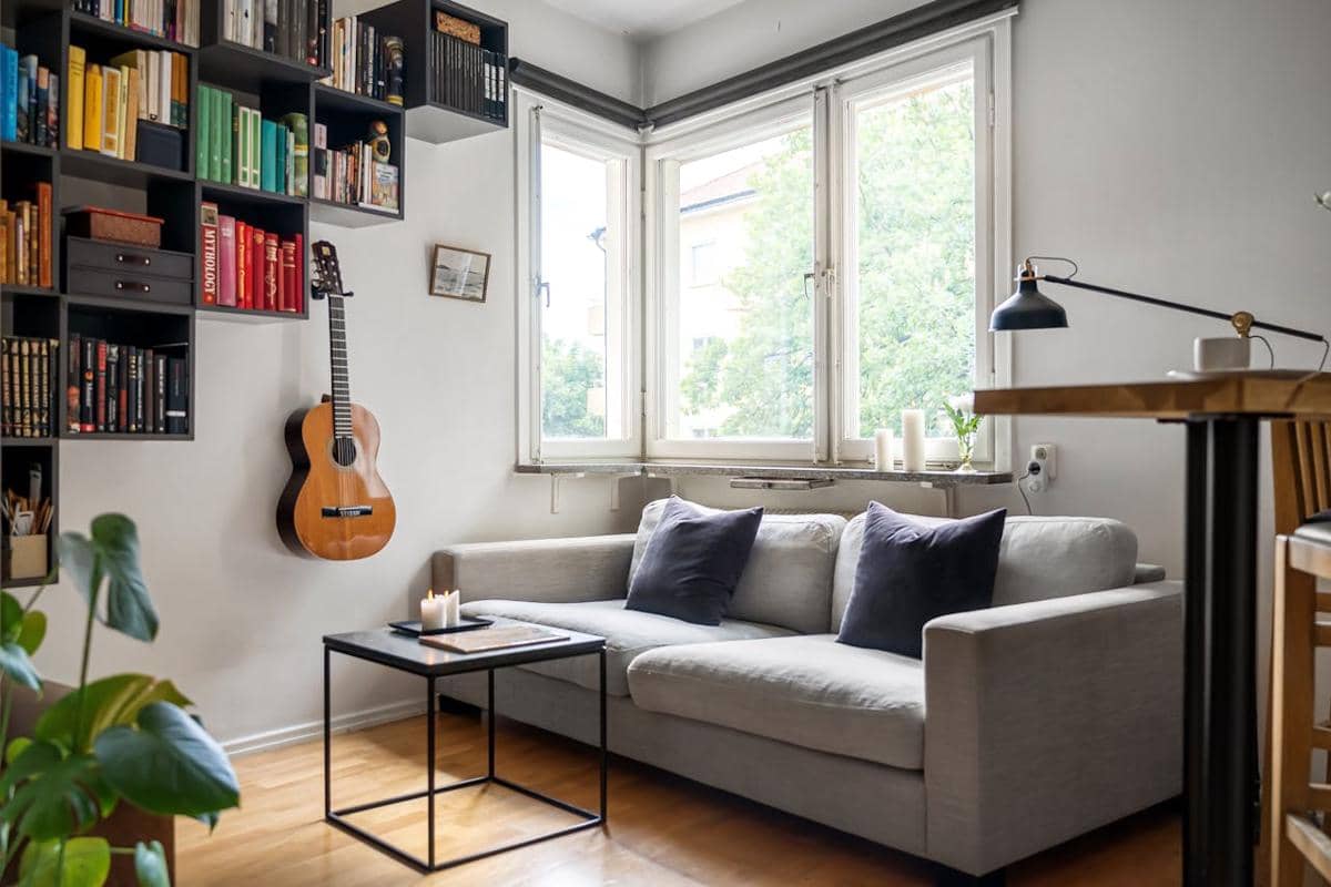 ilustrasi interior rumah minimalis dengan rak buku