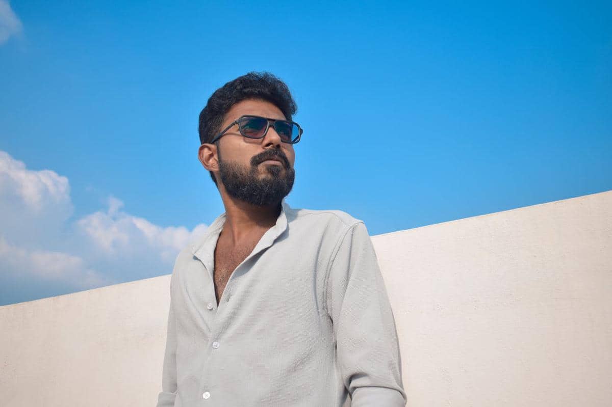 ilustrasi pria dengan kacamata