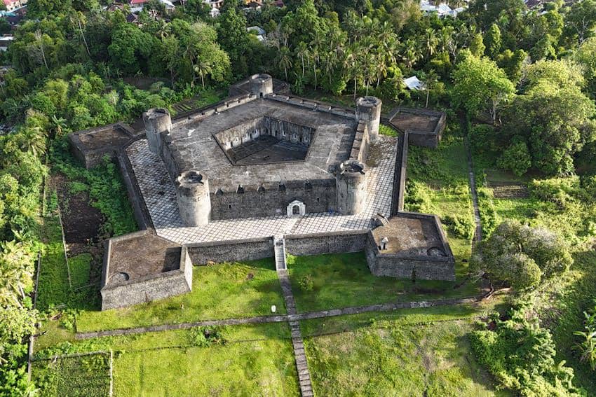 ilustrasi wisata Banda Neira