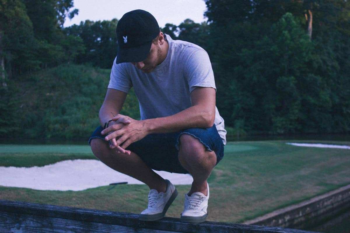 ilustrasi seorang pria sedang merenung 