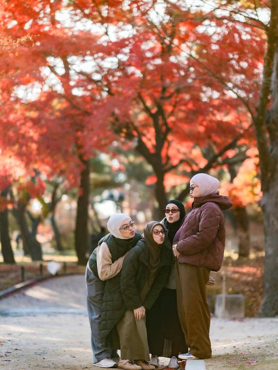 Photoshoot Natasha Rizki dan sahabat di Korea Selatan saat auntumn.