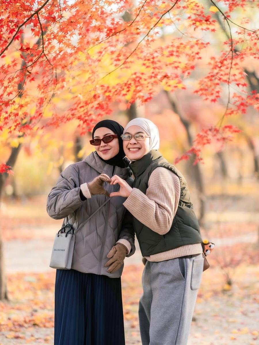 Photoshoot Natasha Rizki dan sahabat di Korea Selatan saat auntumn.