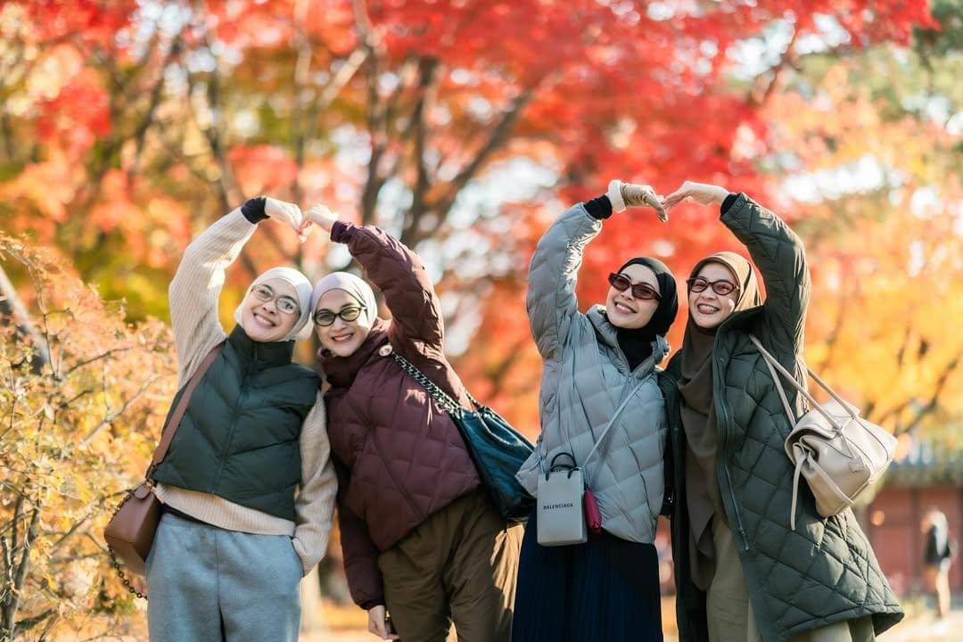 Photoshoot Natasha Rizki dan sahabat di Korea Selatan saat auntumn.