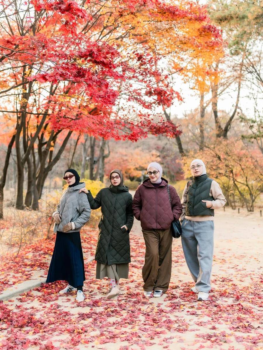 Photoshoot Natasha Rizki dan sahabat di Korea Selatan saat auntumn.