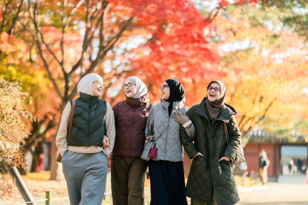 Photoshoot Natasha Rizki dan sahabat di Korea Selatan saat auntumn.