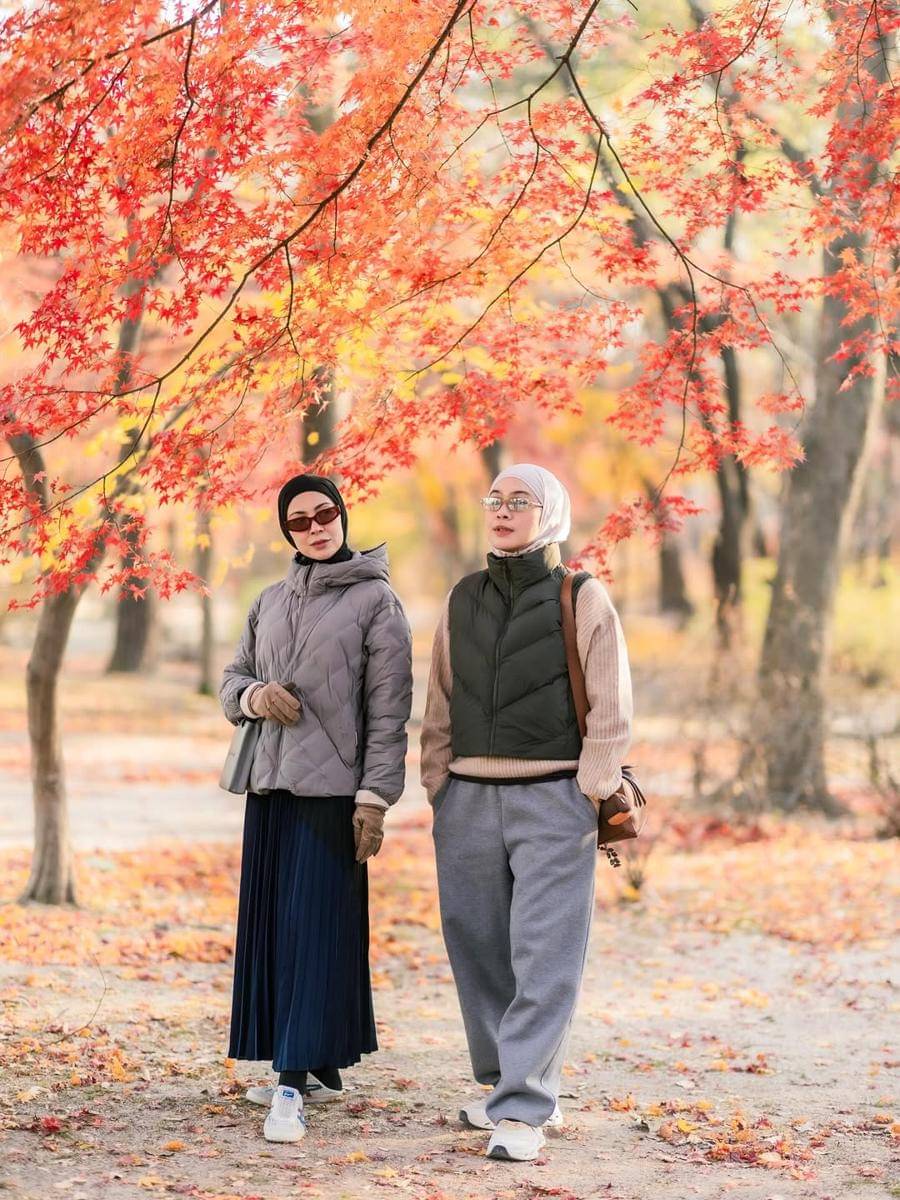 Photoshoot Natasha Rizki dan sahabat di Korea Selatan saat auntumn.