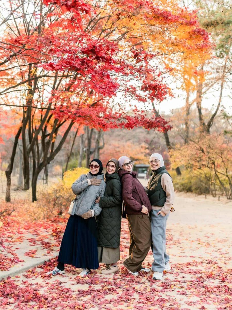 Photoshoot Natasha Rizki dan sahabat di Korea Selatan saat auntumn.