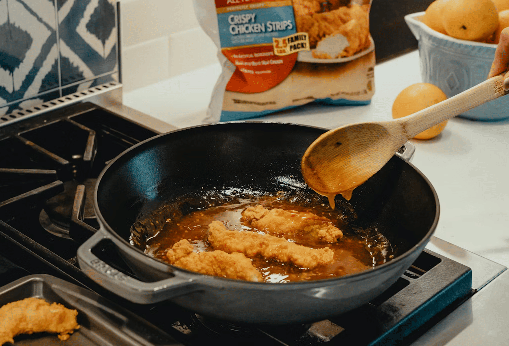 ilustrasi menggoreng ayam