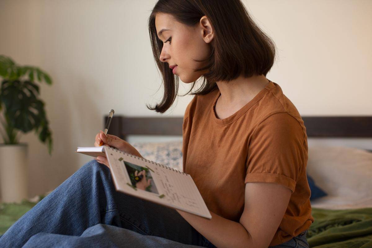 Ilustrasi jeda dengan journaling