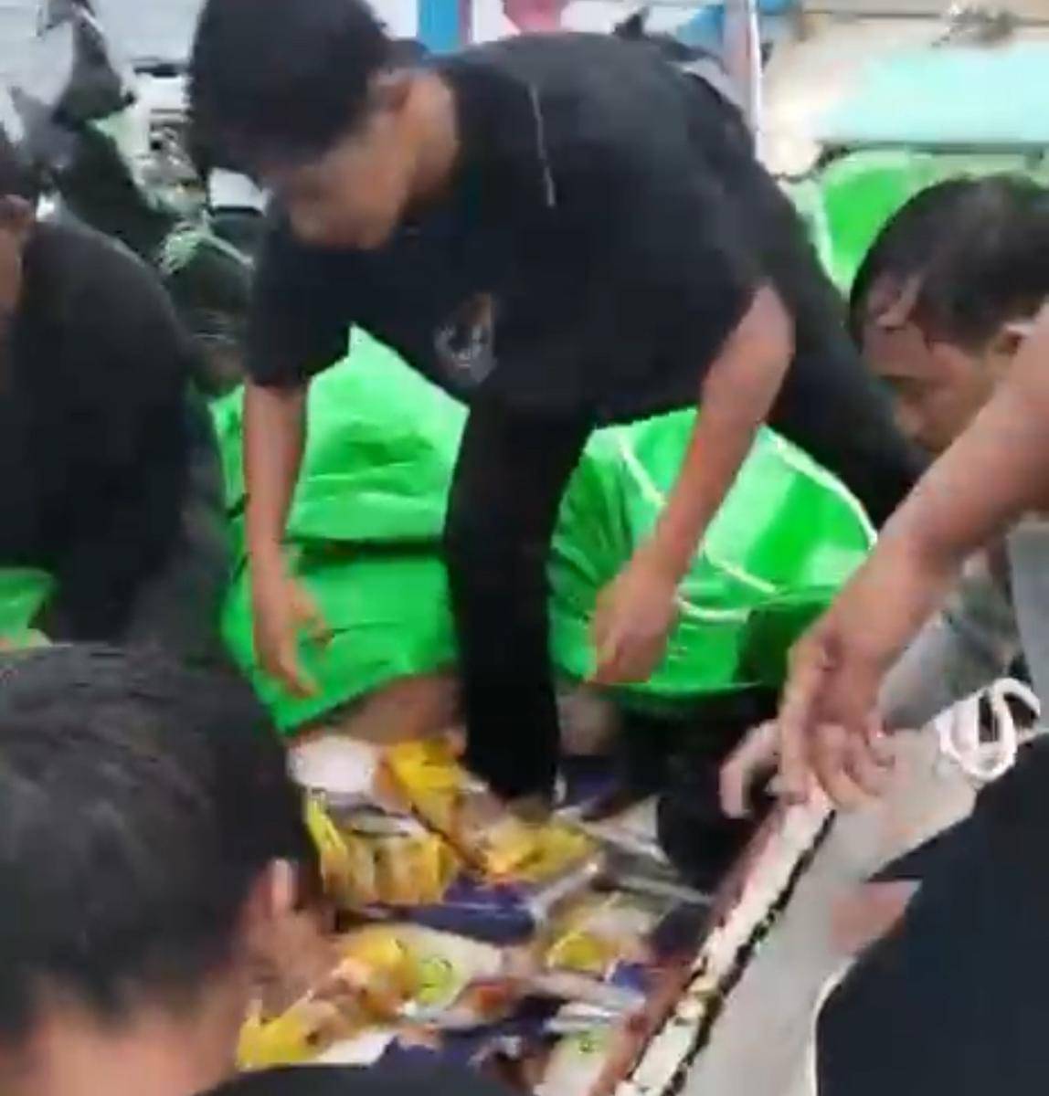 Kru kapal tampak sedang membuang beras agar kapal tak karam. 