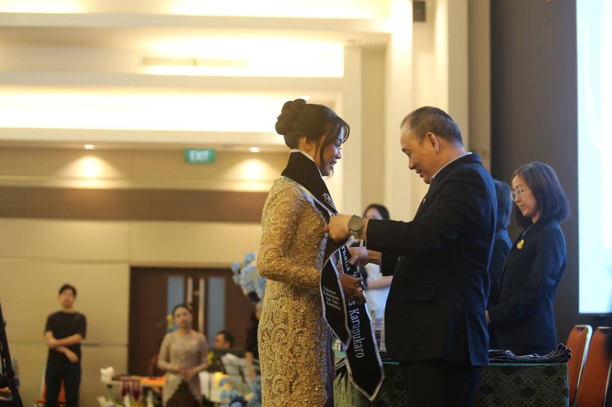 Tiga putra putri suku Amungmo dan Kamoro raih gelar dokter.