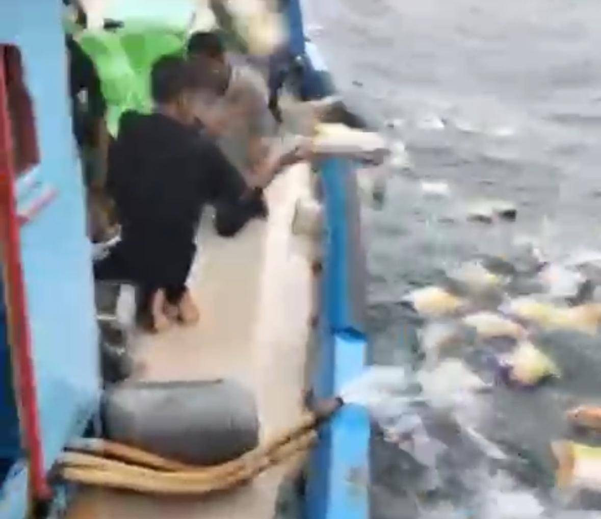 Kapal pengangkut barang di Kalbar buang sembako di laut agar tak karam.