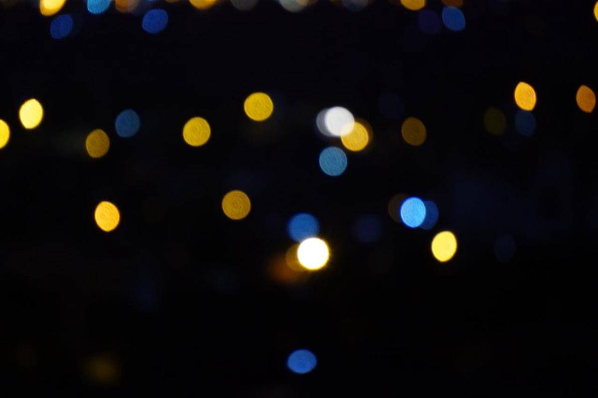 Ilustrasi kilat cahaya berwarna-warni.