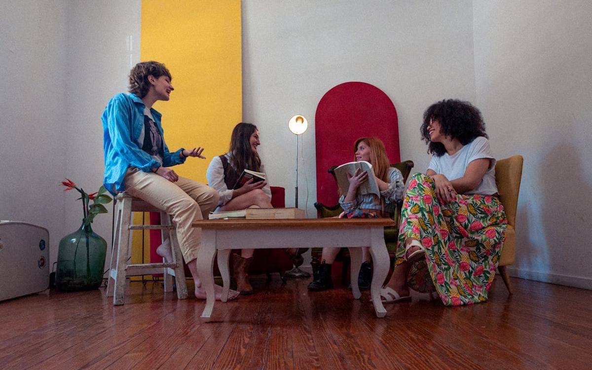 ilustrasi orang mengobrol