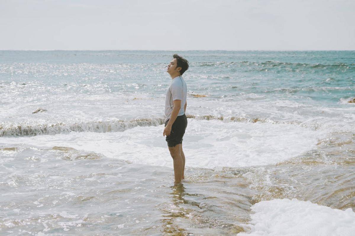 ilustrasi cowok di tepi pantai