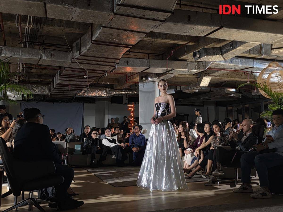 Koleksi terbaru Yosafat Dwi Kurniawan bertajuk “Time Dilation” yang ditampilkan di PITA SCBD - Sequis Center