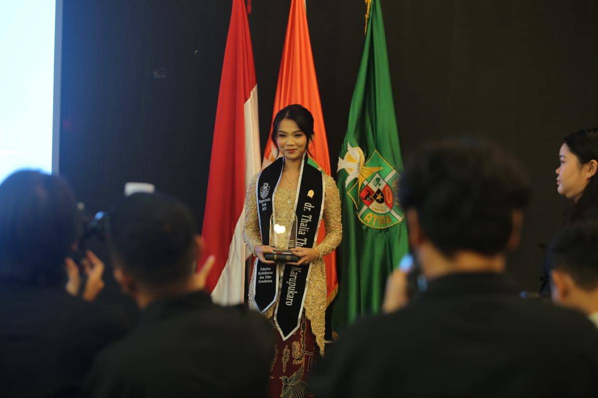 Tiga putra putri suku Amungmo dan Kamoro raih gelar dokter