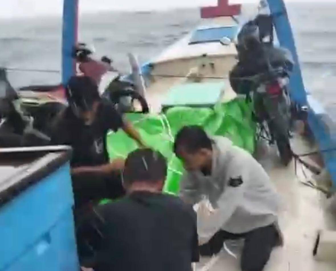 Kapal pengangkut barang di Kalbar hampir karam. 