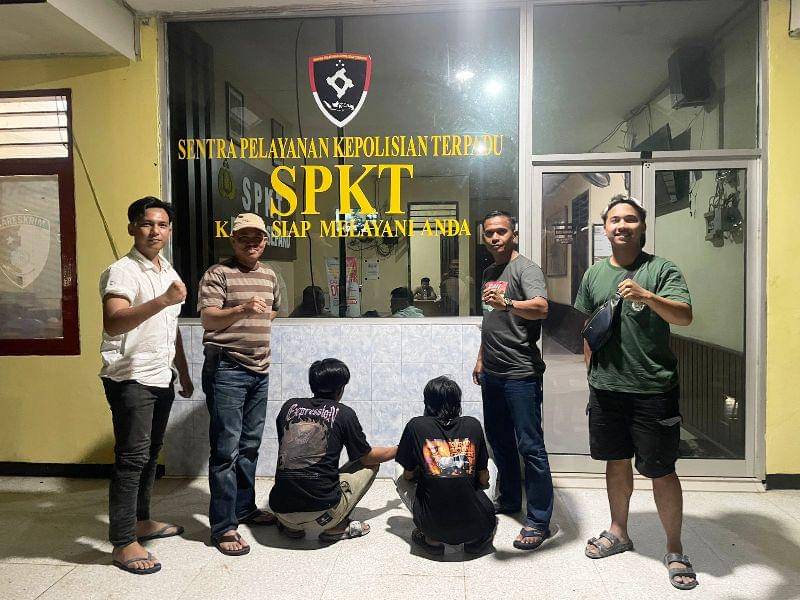 Kapolsek Sepaku, IPTU Syarifuddin berserta unit Reskrim Polsek ketika amankan kedua tersangka