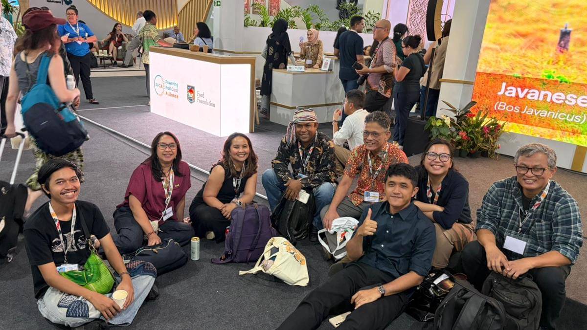Perwakilan berbagai organisasi sipil ikut hadir mengamati negosiasi di COP30 dan berpose di depan pavilion Indonesia (Foto : Purpose Indonesia)