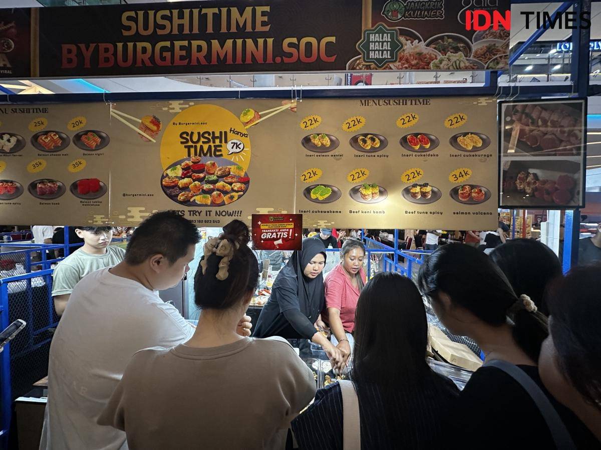 Pengunjung berburu makanan.