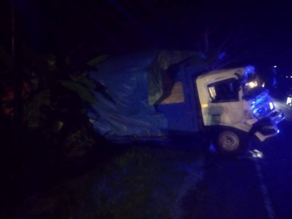 Kepolisian melakukan olah TKP peristiwa kecelakaan lalu lintas tragis terjadi di Jalan Umum Denpasar-Gilimanuk, Kabupaten Jembrana, Bali, pada Sabtu (22/11/2025) dini hari